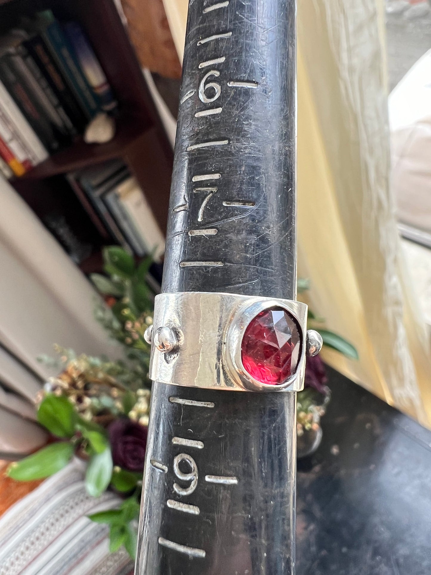 Rhodolite Garnet studded Queen Ring — size 8