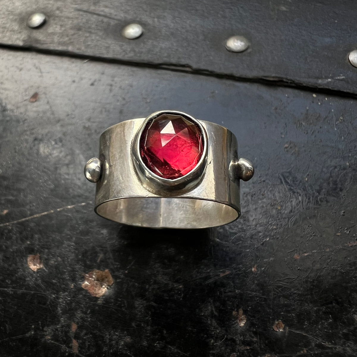 Rhodolite Garnet studded Queen Ring — size 8