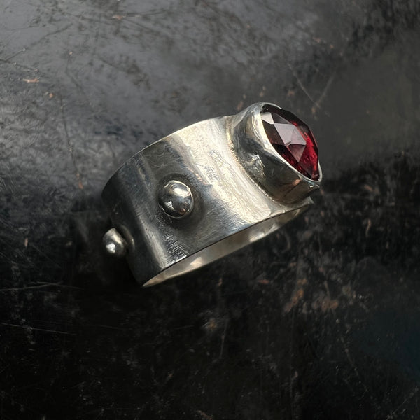Rhodolite Garnet studded Queen Ring — size 8
